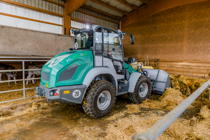 The fully electric Kramer wheel loader KL25.5e while mucking out a stable.