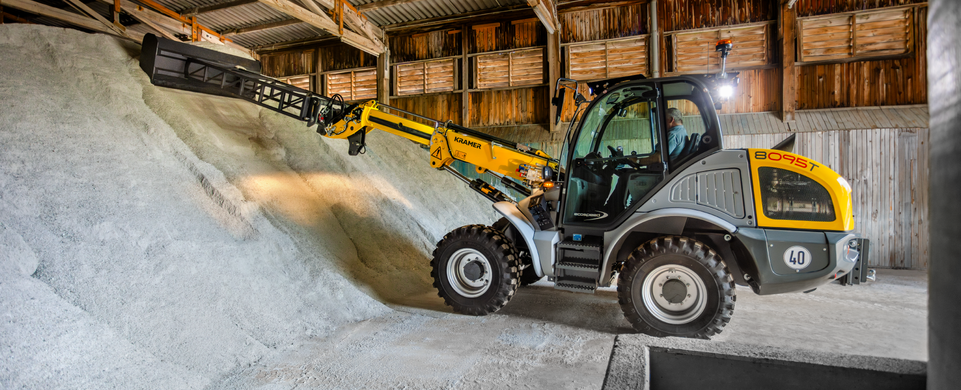 The Kramer telescopic wheel loader 8095T while winter service.