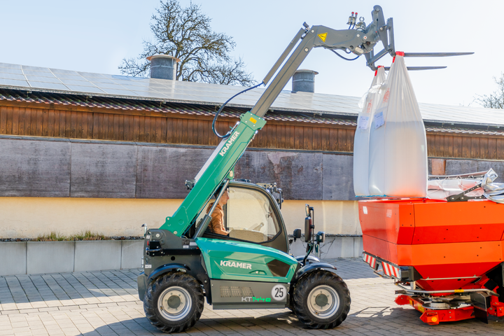 The fully electric Kramer telehandler KT144e while loading big bags.