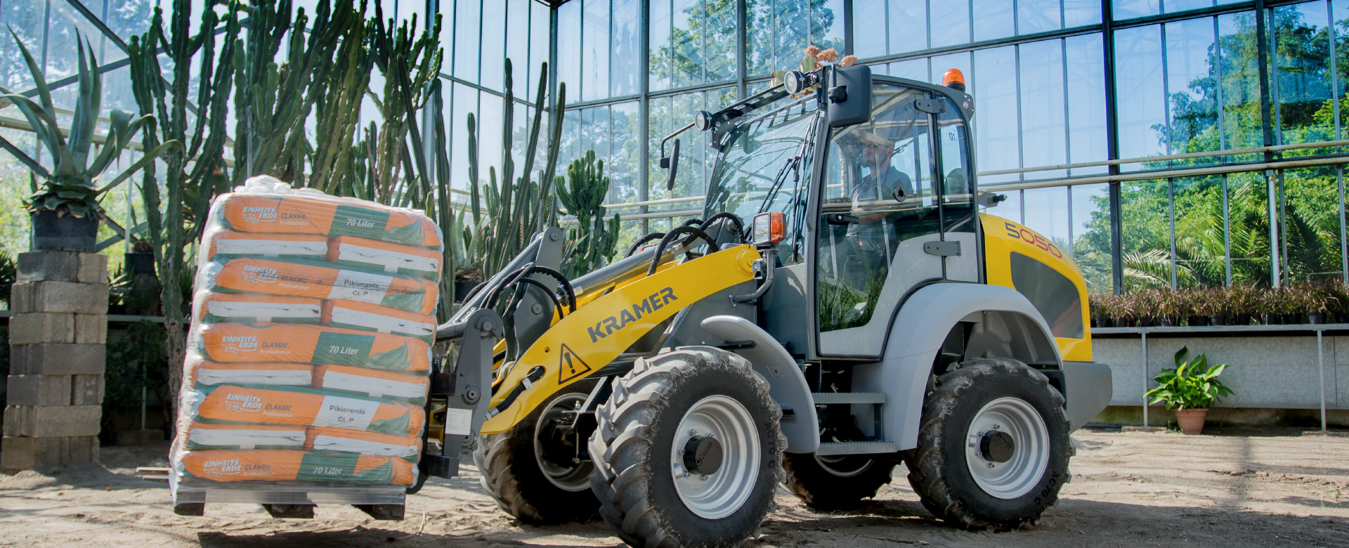 The Kramer wheel loader 5050 while loading material on a pallet.