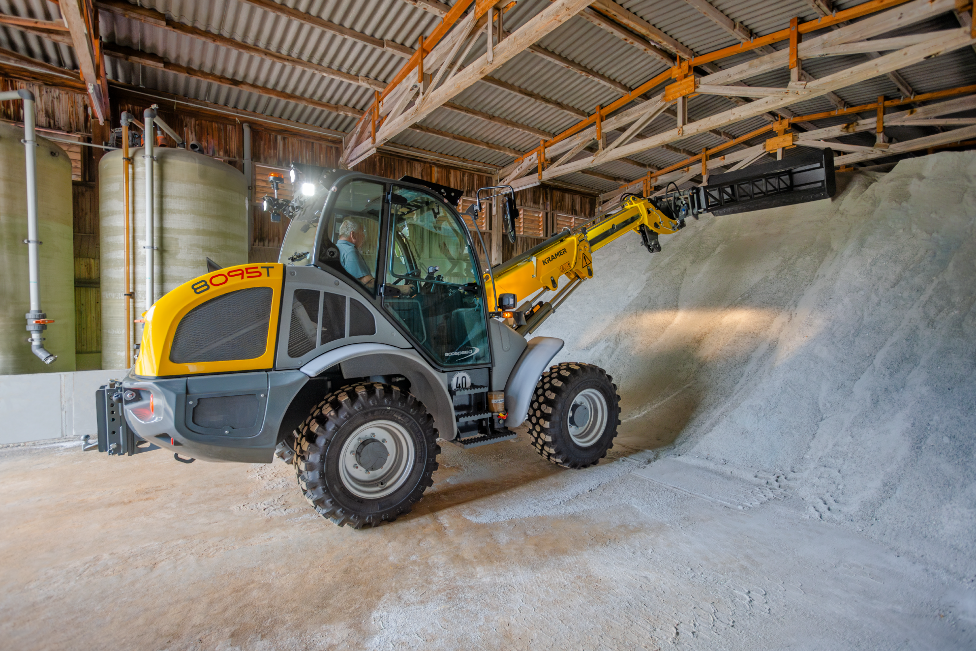 The Kramer telescopic wheel loader 8095T while winter service.