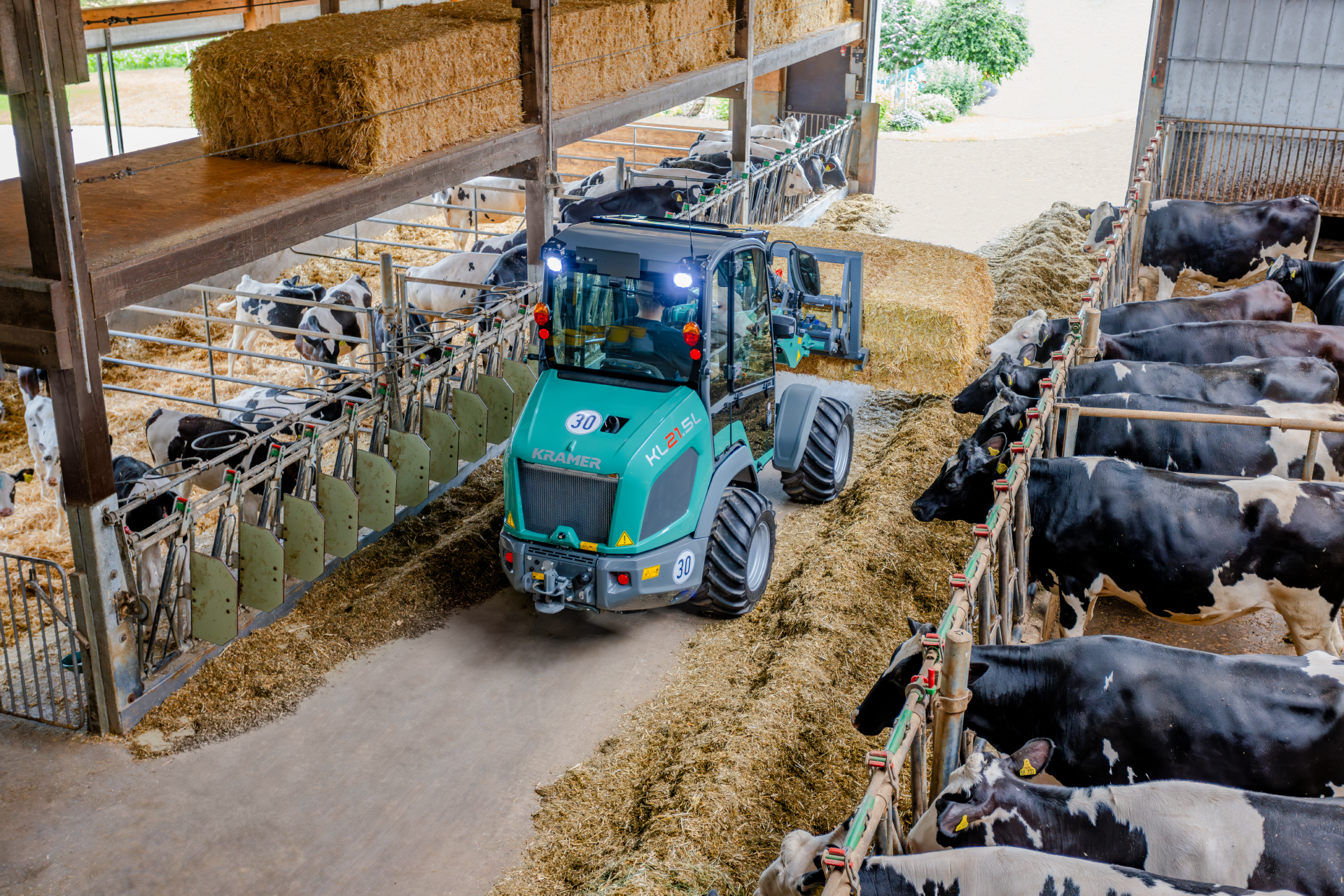 The KL21.5L wheel loader loading bales demonstrates its efficient handling and robust design.