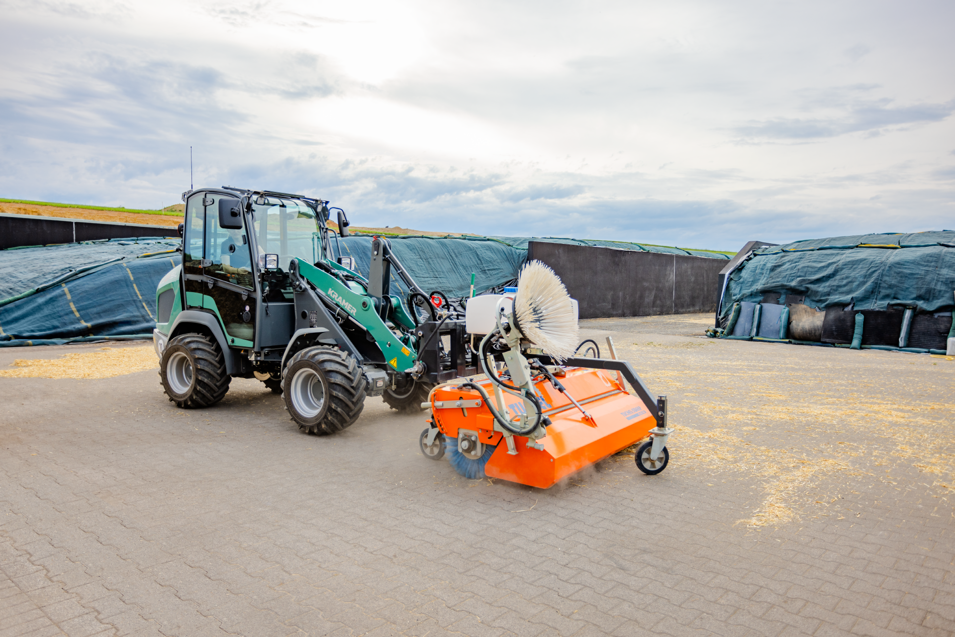 The Kramer KL21.5L wheel loader for street cleaning.