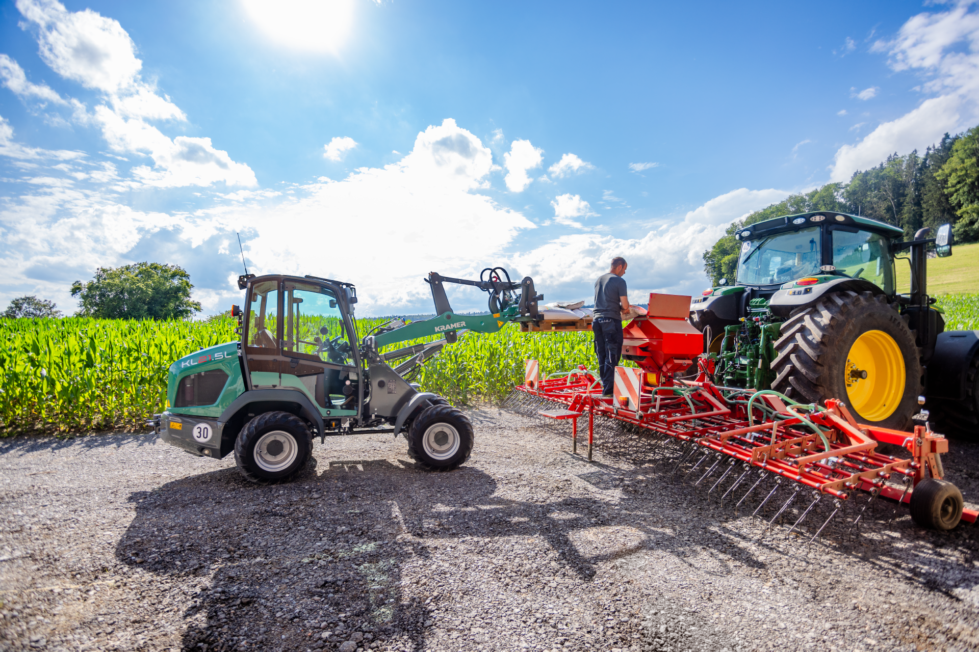 Loading pallets with a Kramer KL21.5L wheel loader.