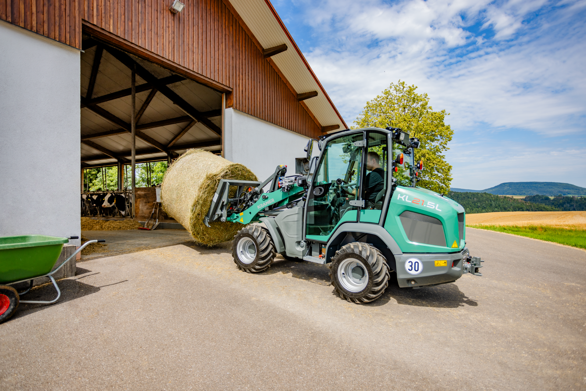 The Kramer KL21.5L wheel loader at work with straw bales.