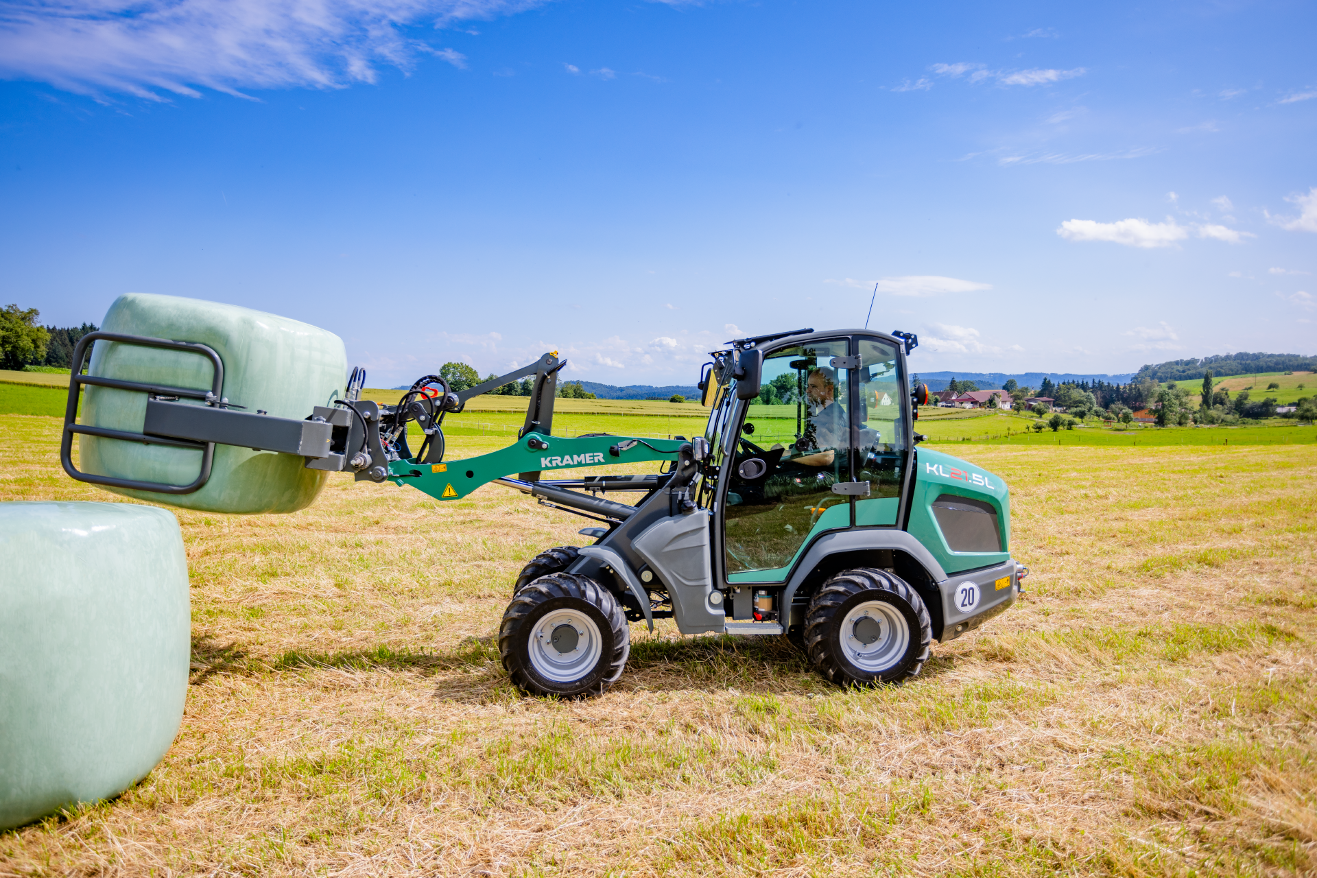 The Kramer KL21.5L wheel loader at work with straw bales