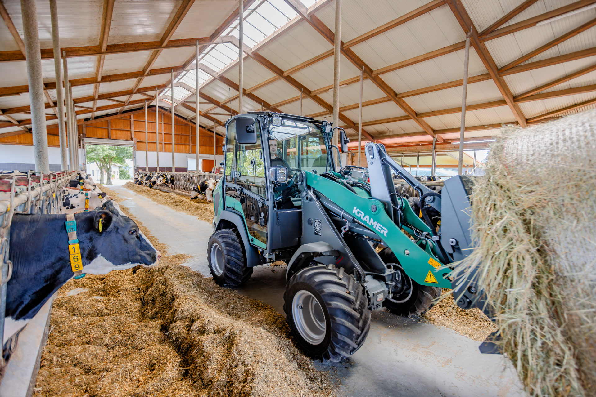 The Kramer KL21.5L wheel loader at work with straw bales