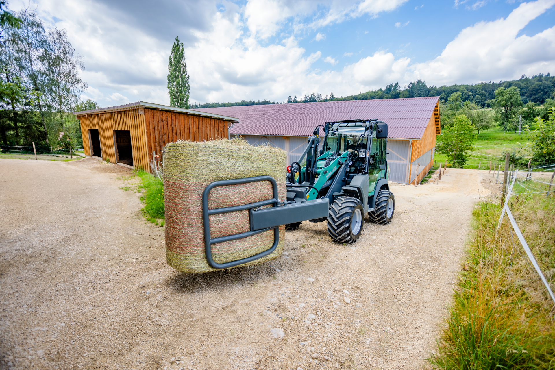 The Kramer KL21.5L wheel loader at work with straw bales.