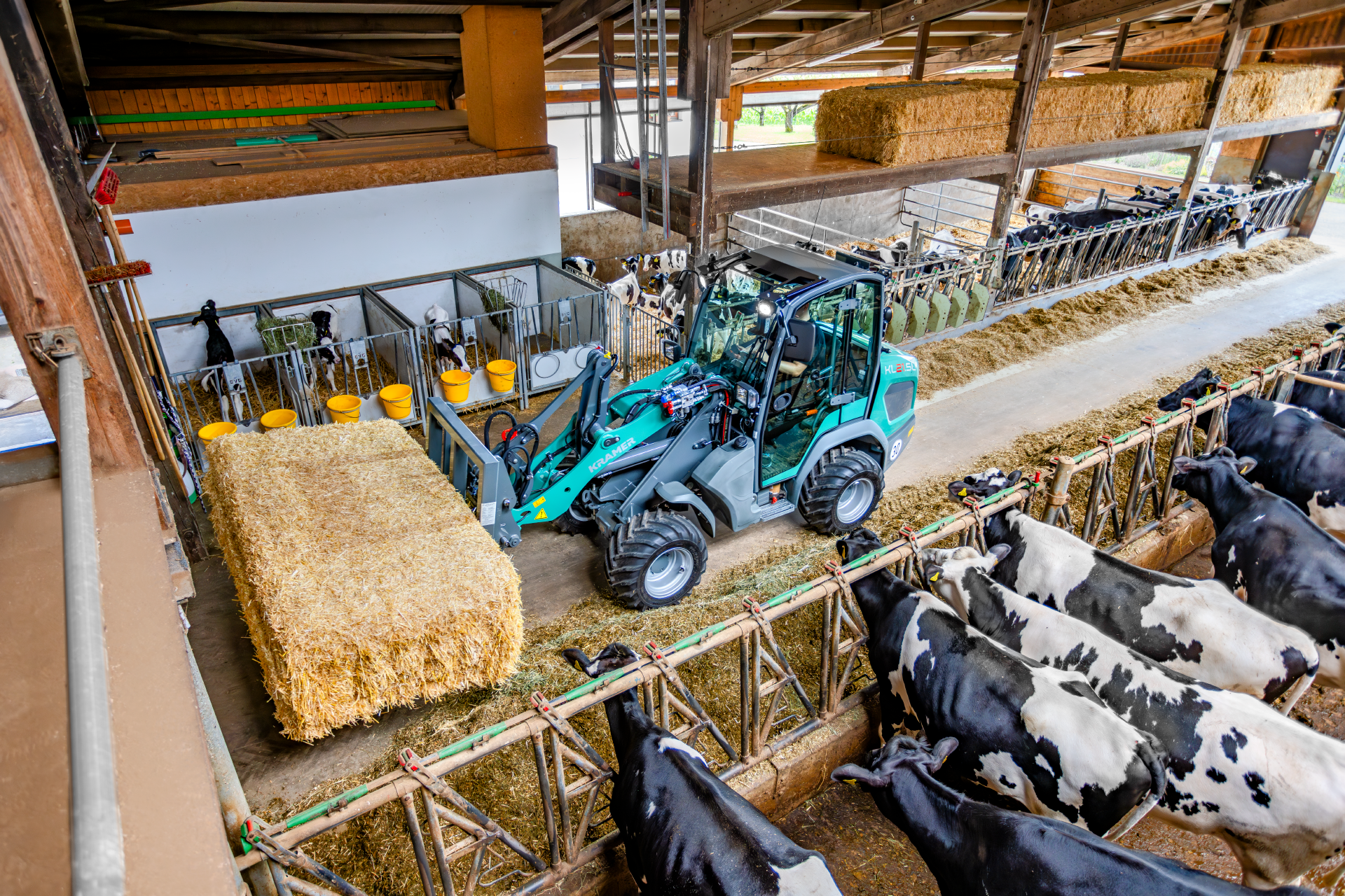 The Kramer KL21.5L wheel loader at work with straw bales.