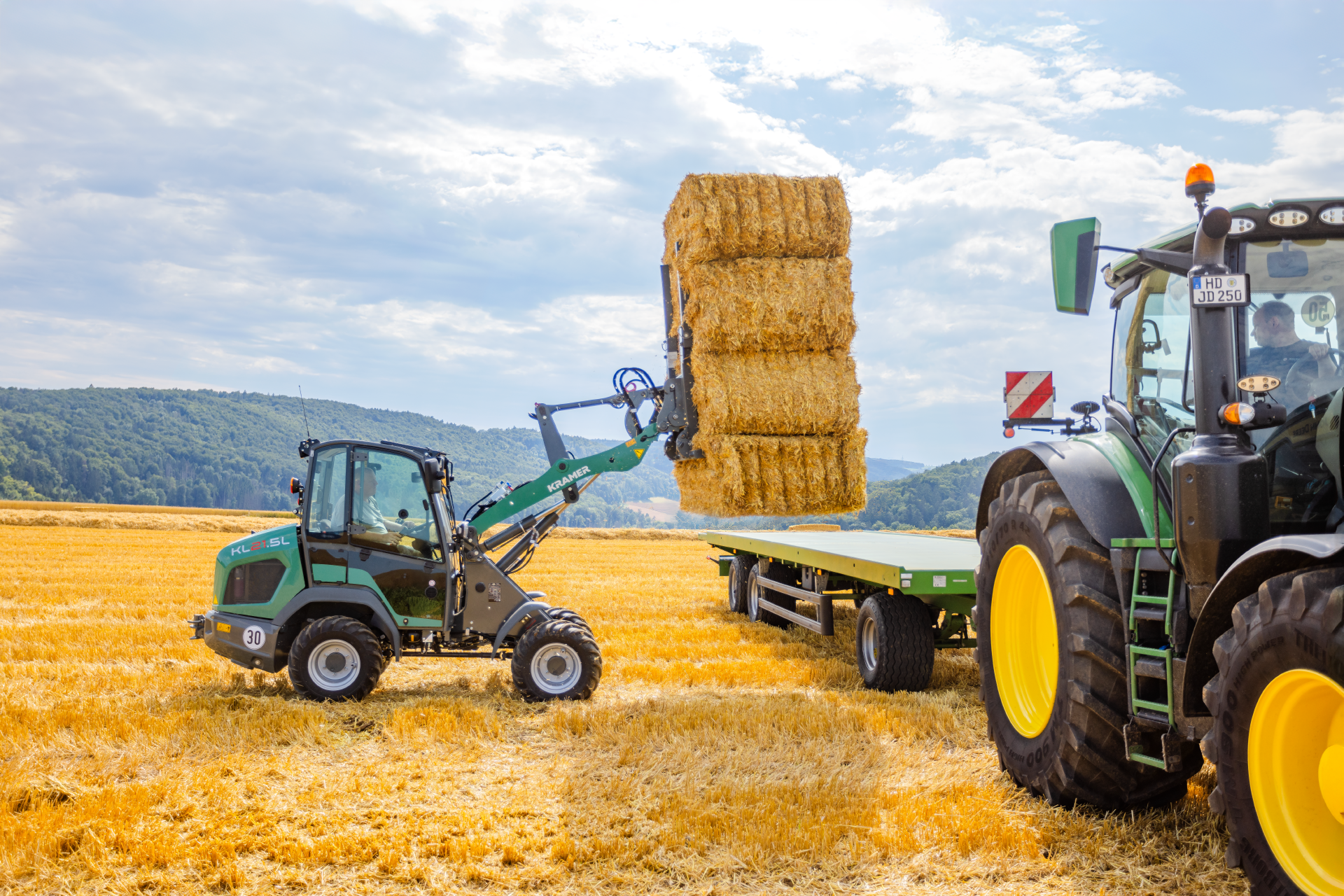 The Kramer KL21.5L wheel loader at work with straw bales.